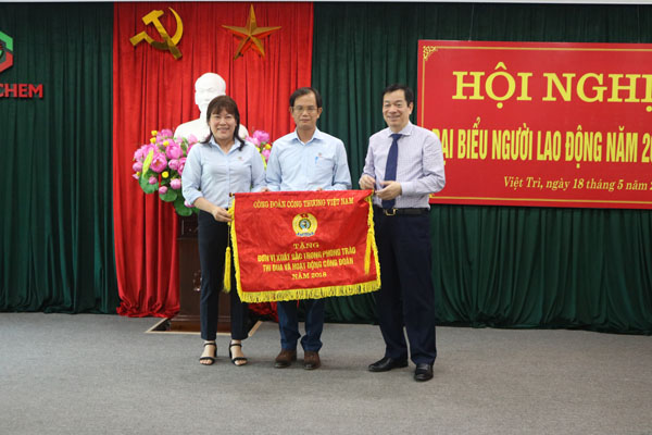(BCH Công đoàn nhận cờ Đơn vị xuất sắc phong trào thi đua và hoạt động Công đoàn năm 2018)