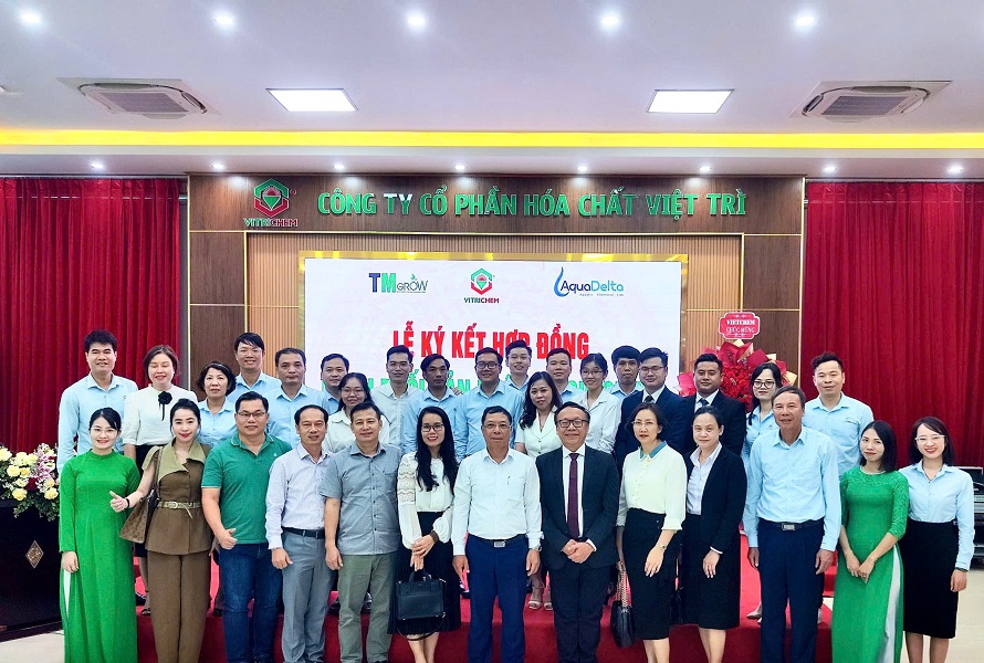 Đại diện Công ty CP Hoá chất Việt Trì cùng các nhà phân phối chụp ảnh lưu niệm.