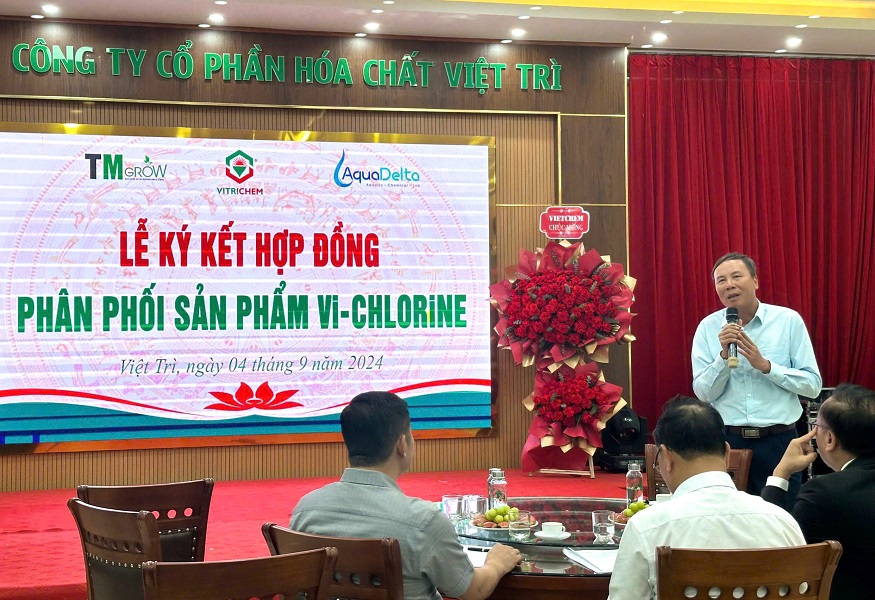 Ông Nguyễn Văn Bách - Phó Tổng giám đốc Công ty thảo luận cùng các Nhà phân phối.