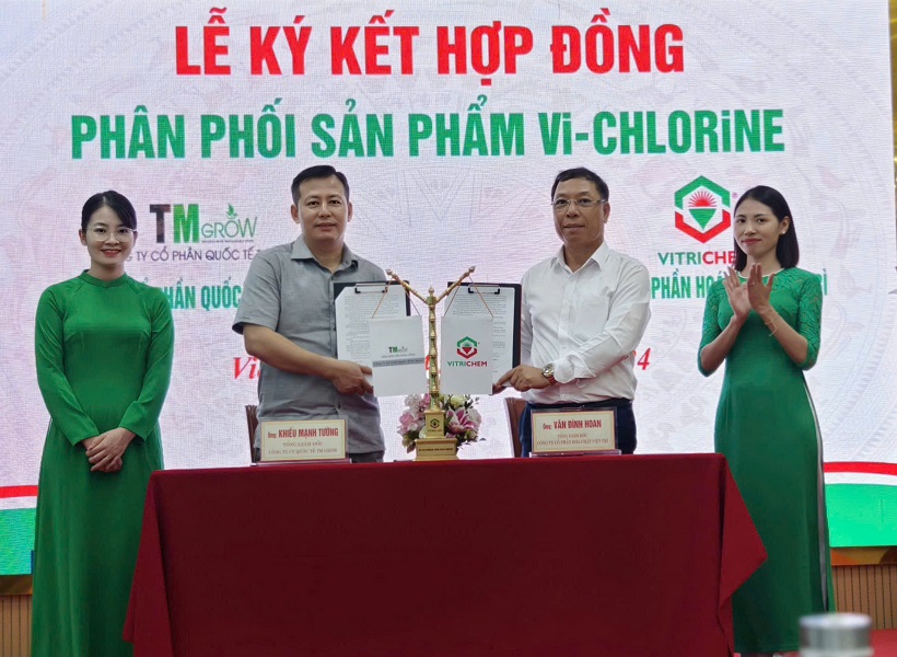 Ông Văn Đình Hoan - Đại diện Công ty CP Hoá chất Việt Trì cùng ông Khiếu Mạnh Tường - Đại diện Công ty CP Quốc tế TM Grow ký kết hợp đồng phân phối sản phẩm.